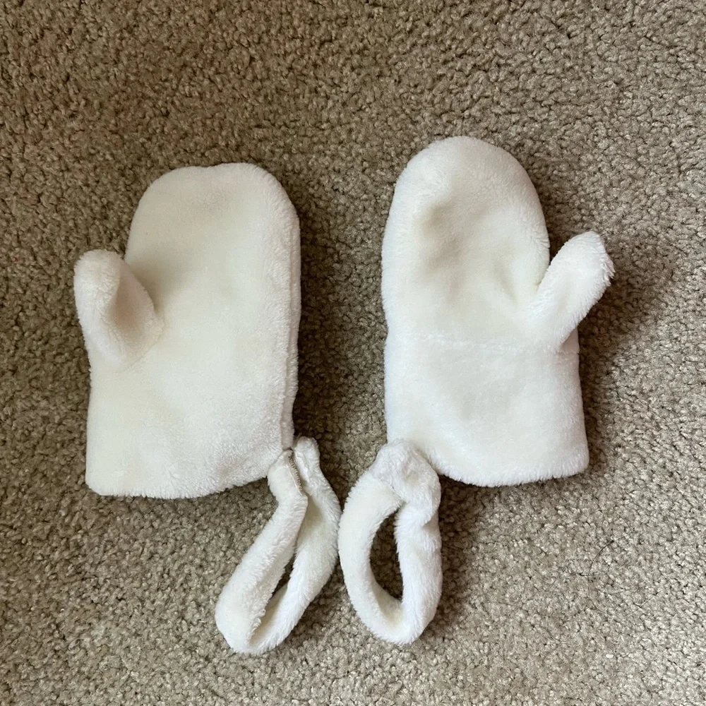NWOT - Mashimaro rabbit mittens gloves- white